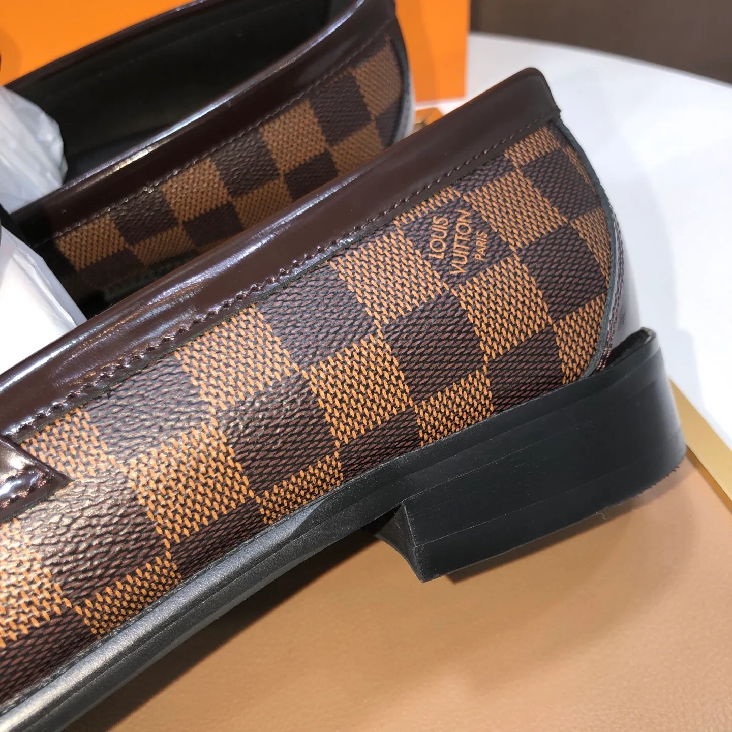 Men's men's shoes💰540💰[LV] (original single cowhide lining)🍀LV's latest genuine leather business suit shoes are available on the official website at the same time. The first-layer cowhide imported from Italy is made of heavy gold, and the official website has a 1:1 rubber outsole. Versatile to wear, high-end without losing class, and the color combination is extraordinary. This four-season style is alluring when worn on your feet, showing off your big-name flair. Standard code 38-45 (45 customized)